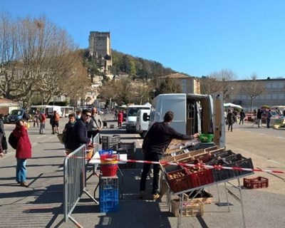 Agricultores franceses aliviados com a reabertura de alguns mercados de rua