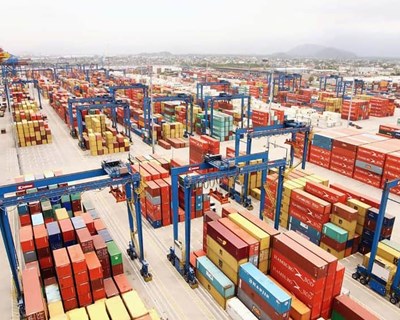 Capacidade global de transporte de contentores de bens essenciais cai 11% em abril