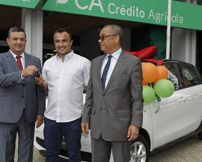 Crédito Agrícola oferece carro elétrico a cliente do Noroeste
