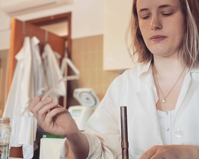 Estudo sugere que microplásticos em sistemas aquáticos acumulam bactérias patogénicas resistentes a antibióticos