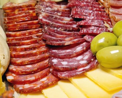 Governo lança apelo aos supermercados para ajudarem a escoar queijo e carne de pequenos produtores