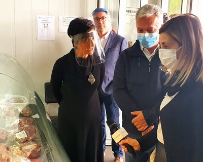 Ministra da Agricultura visita setor das carnes e destaca comércio de proximidade