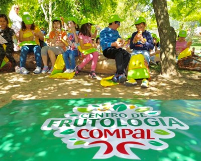 Pomar Pedagógico do Centro de Frutologia Compal planta a primeira árvore DOP