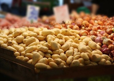 Vendas a retalho desaceleram com queda na alimentação