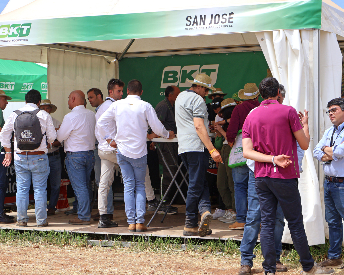 s. jos&eacute; pneus na demoagro